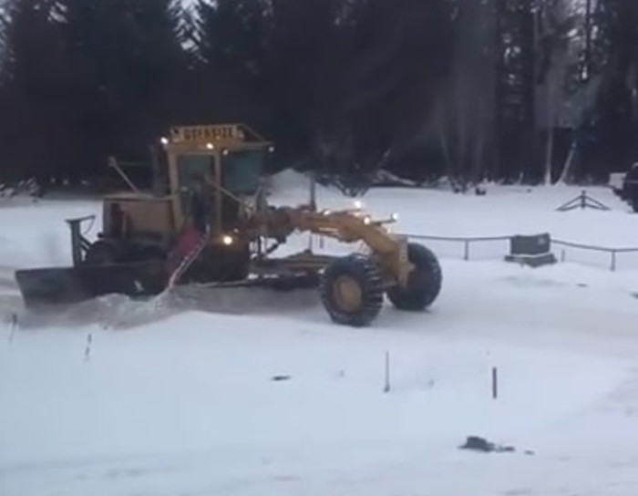 Alaskan snow plow has a clever method to keep it from burying driveways.