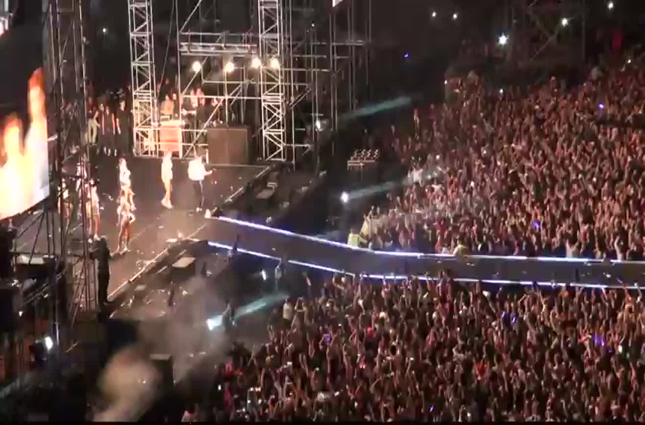 PSY performs "Gangnam Style" for a crowd of 80,000 fans.