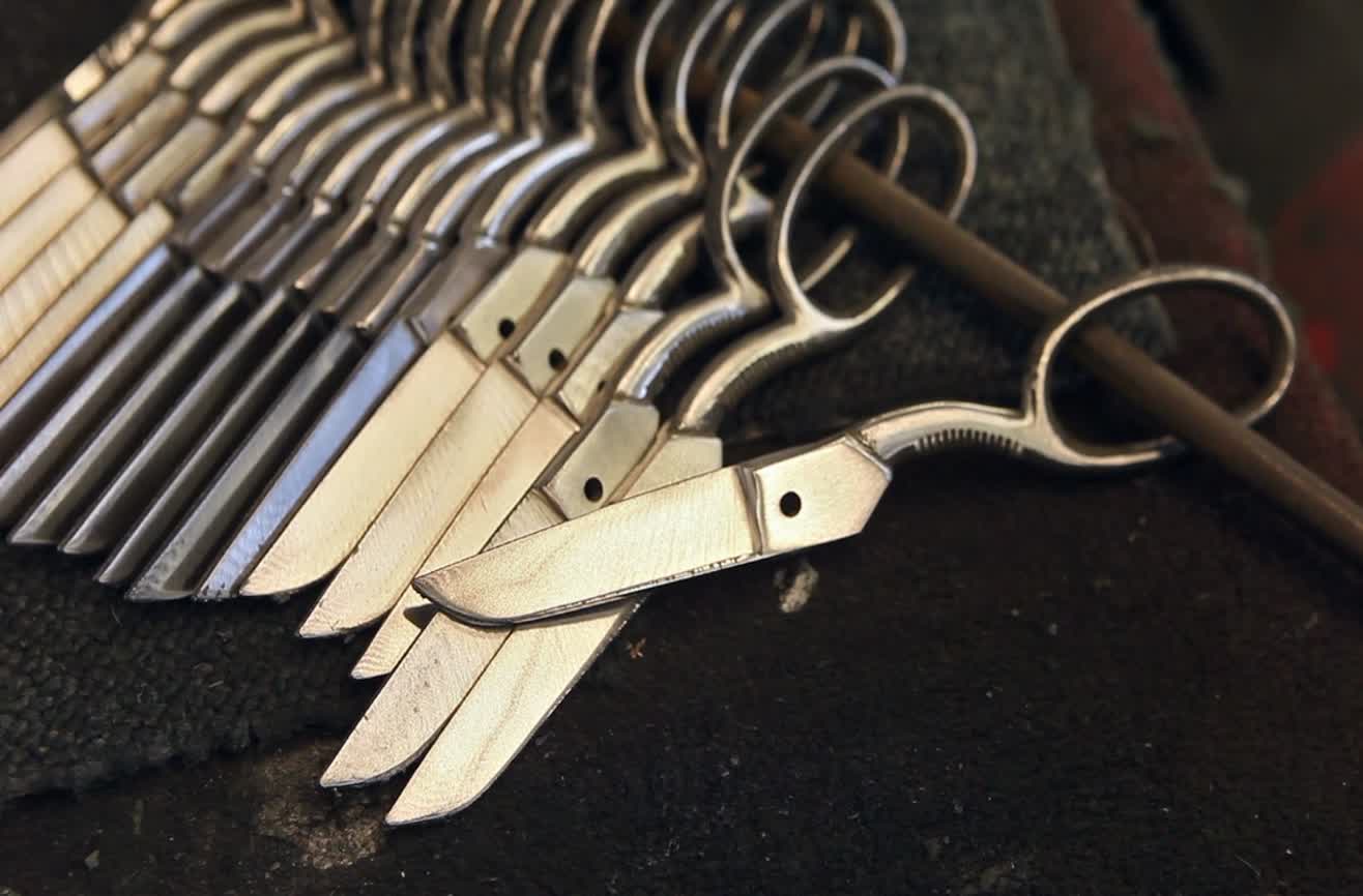 Just a fascinating video of a guy making scissors.