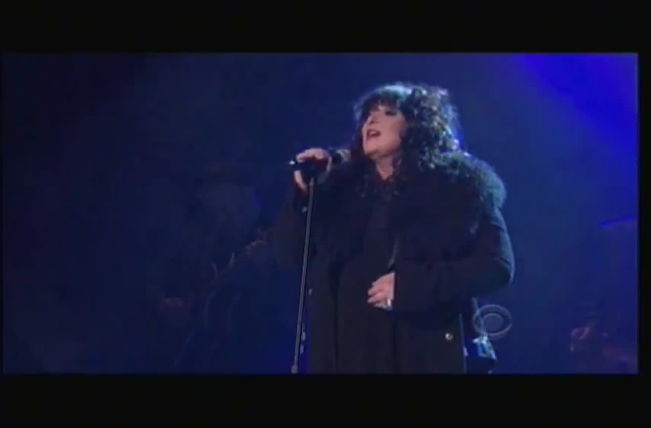 Heart covers "Stairway to Heaven".