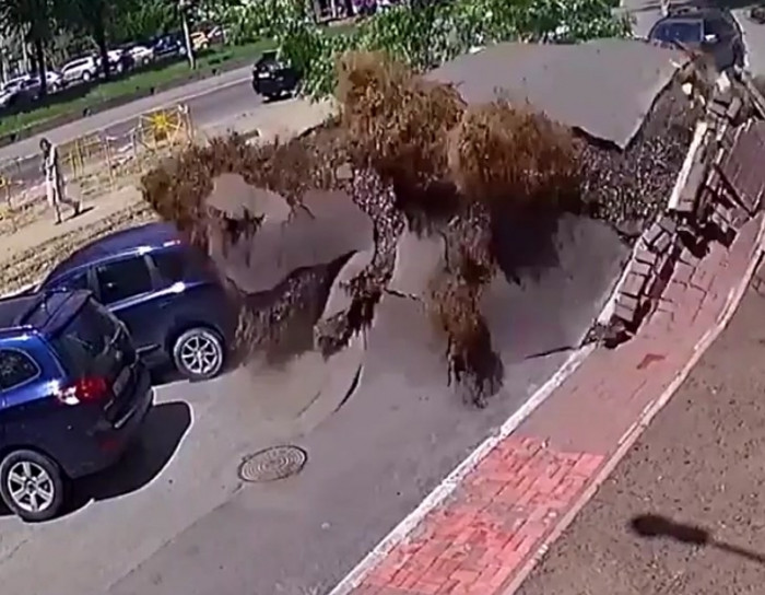 Crazy footage shows massive underground water main explosion in Ukraine.