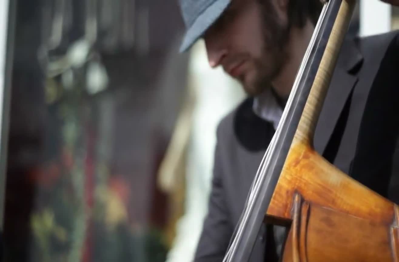 Stunning bass string shot filmed in realtime.