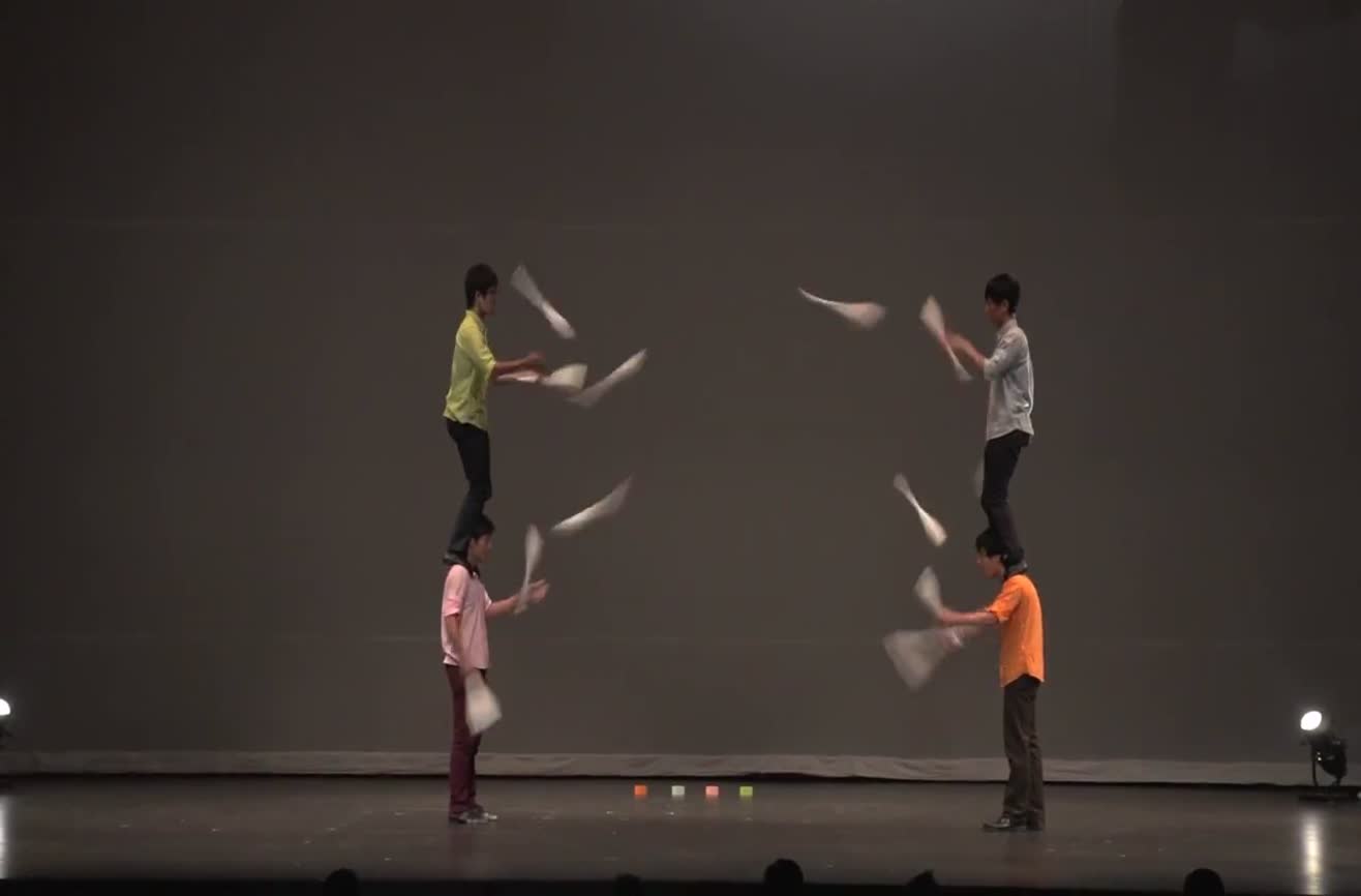 Awesome juggling performance by The Pastels.