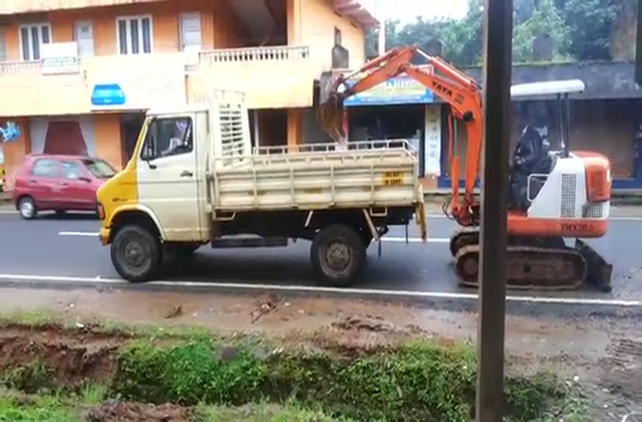 Loading an excavator onto a truck, the Indian way.