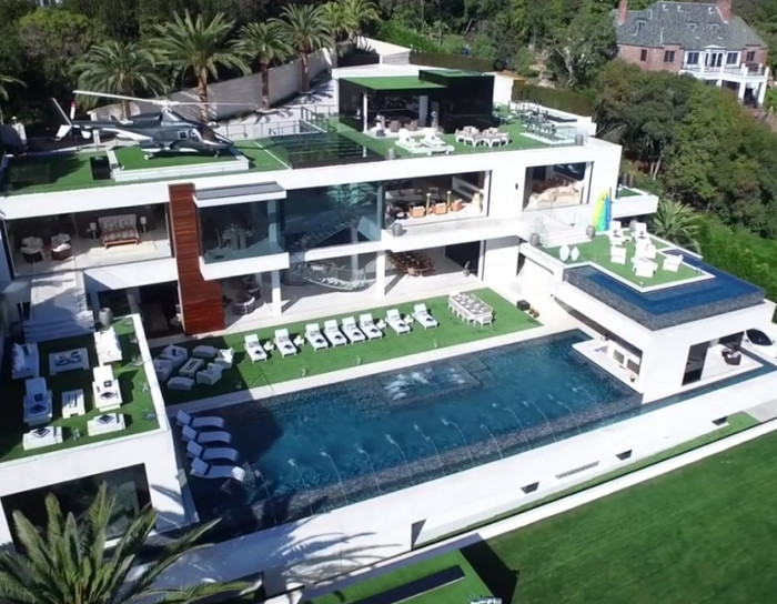 An inside look at a 250 million dollar mansion.