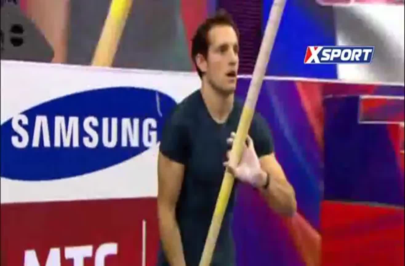 Man breaks a 21-year-old pole vault record.