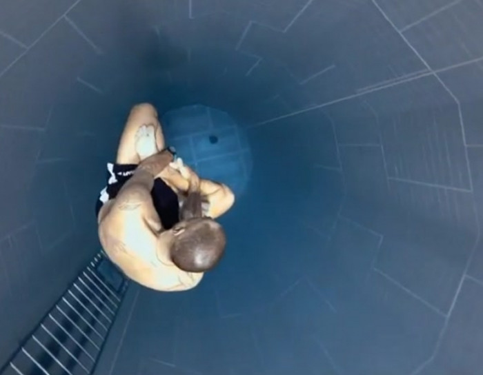 Whimp Pool Watch this free diver sink to the bottom of one of the world's deepest ...