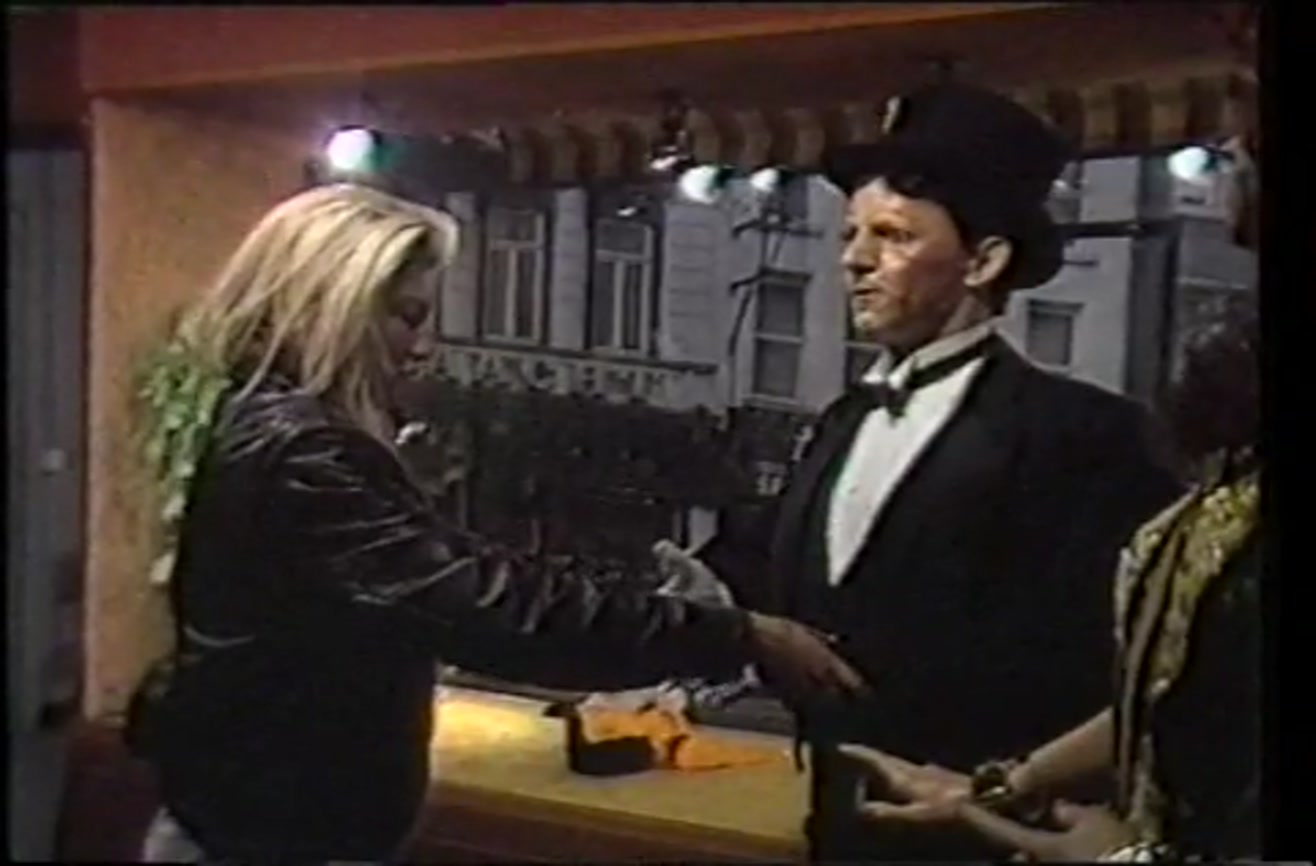 Hidden camera prank Mannequin comes to life.