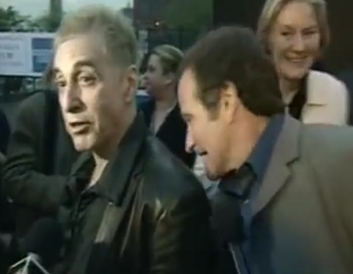 Robin Williams impersonates Al Pacino behind his back.