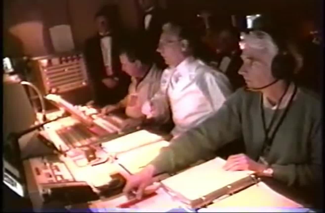 Behind the scenes during Cuba Gooding Jr.'s 1996 Oscar acceptance speech.