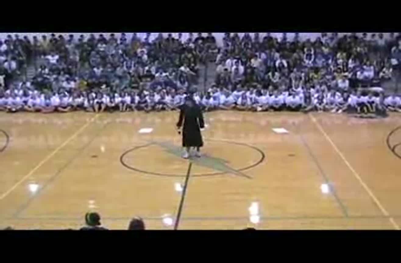 Awesome powderpuff cheerleader dance routine.