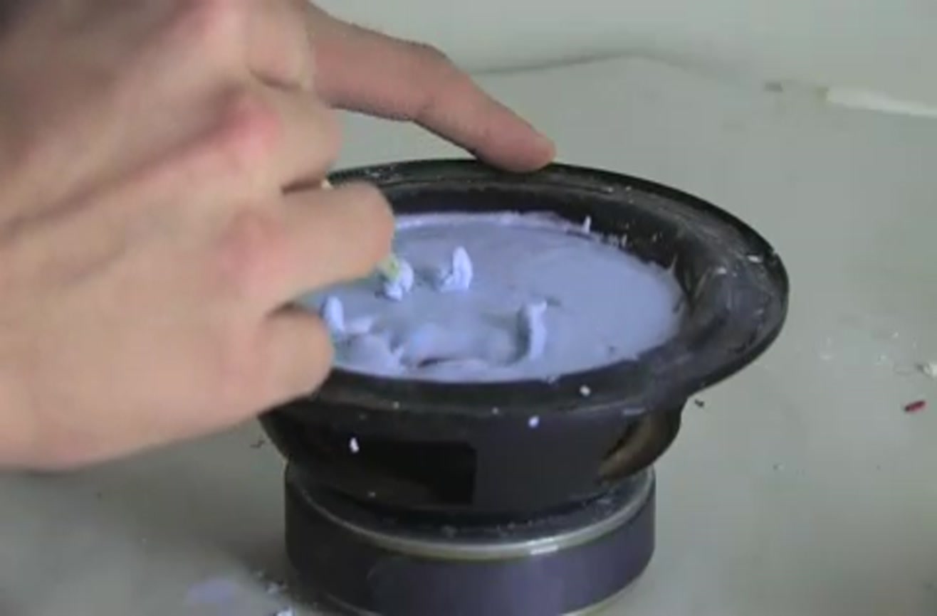 Creepy science experiment Cornstarch reacting to a speaker.