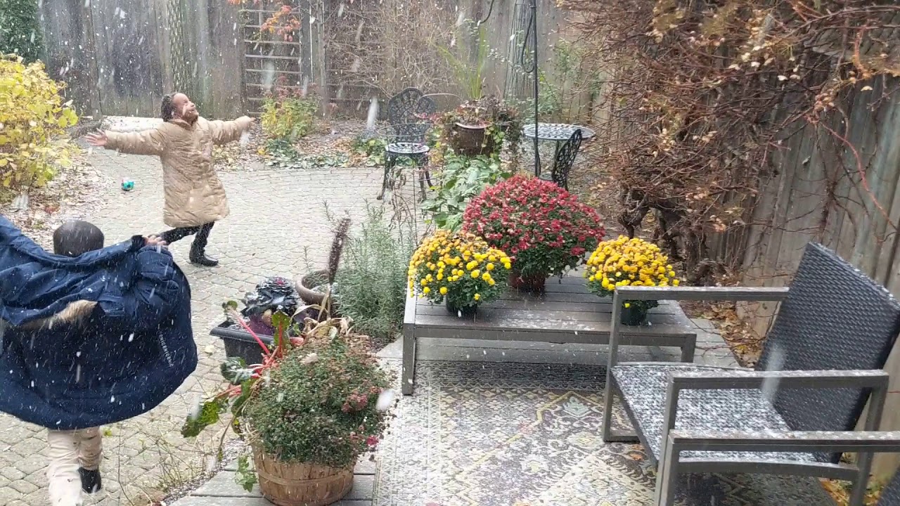 Eritrean refugee children see snow for the first time ever