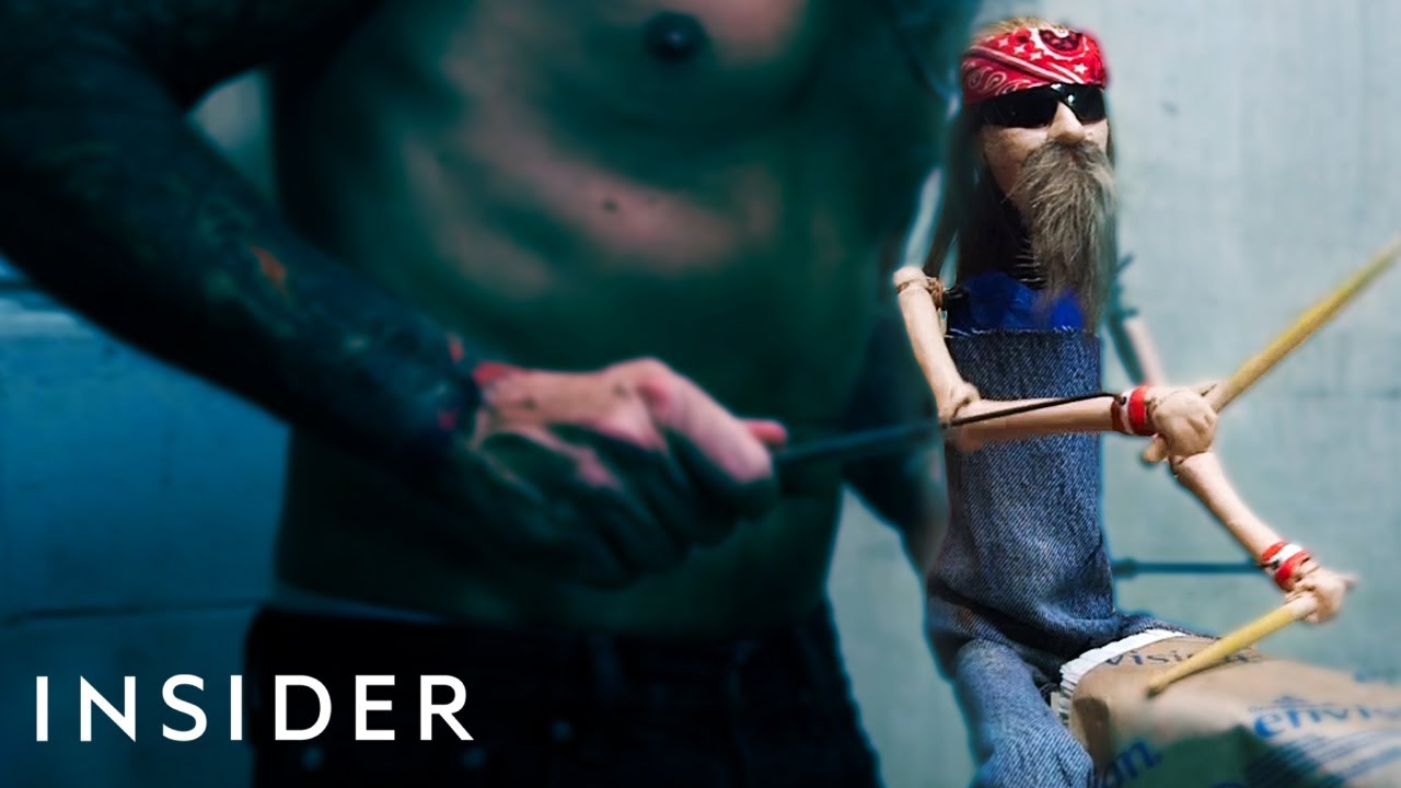 makes realistic replicas of people and animals