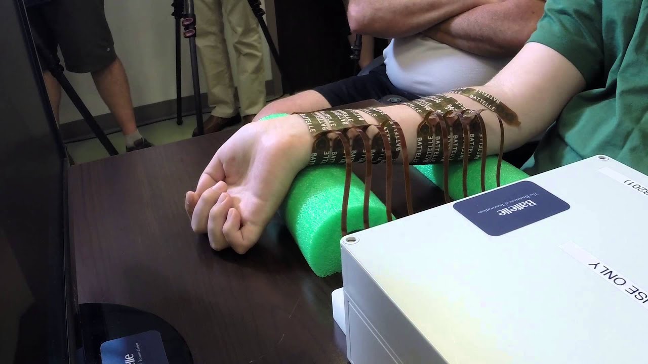 Paralyzed man uses brain to control his hand for the first time