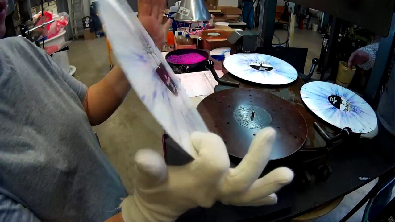 Creating paintsplattered vinyls.